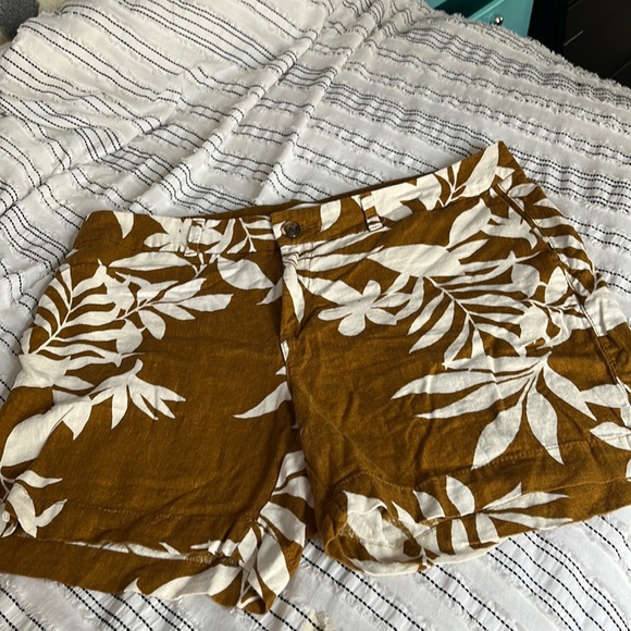 Old Navy Pants - Woman’s printed shorts